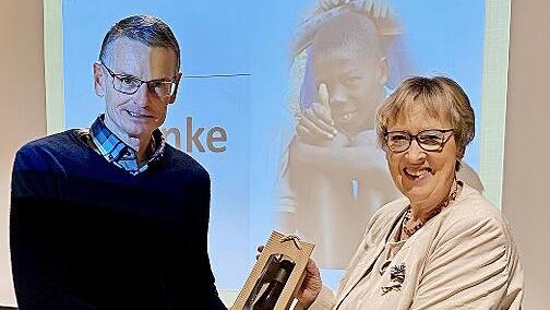 Georg Oel bedankt sich bei Referentin Margret Kopp.