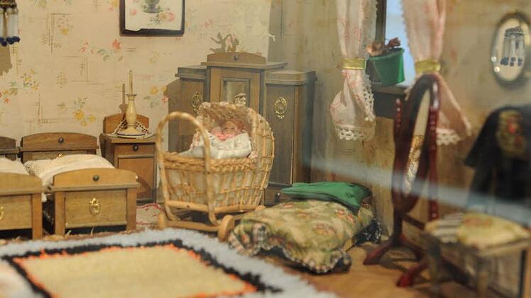 1924 baute Renate Dichtels Vater seiner Tochter ein Puppenhaus; die Mutter fertigte Textilien dafür an.