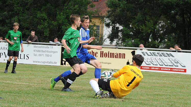 Szene aus dem Spiel des FC 05 Schweinfurt (grüne Trikots) gegen die Bayernauswahl (0:1).
