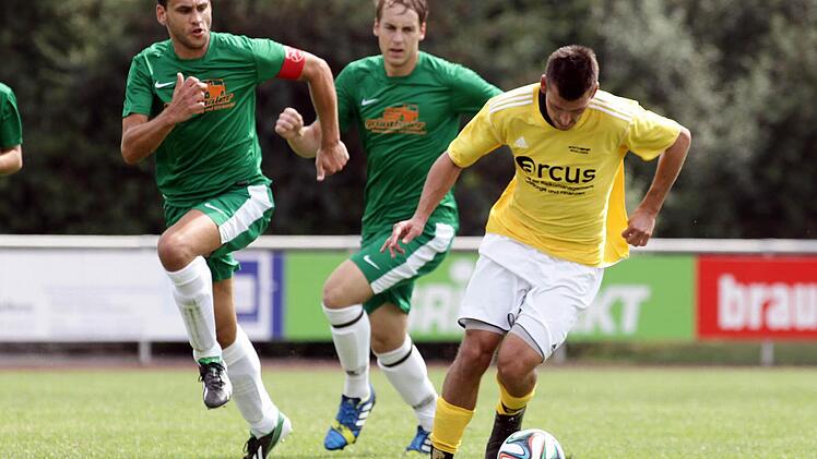 Der Ebensfelder Kevin Popp behauptet den Ball vor den beiden Dörfleinsern Christian Ott (links) und Benjamin Martin (hinten). Foto: sportpress