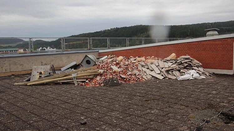 Ein Haufen Bauschutt auf dem Dach