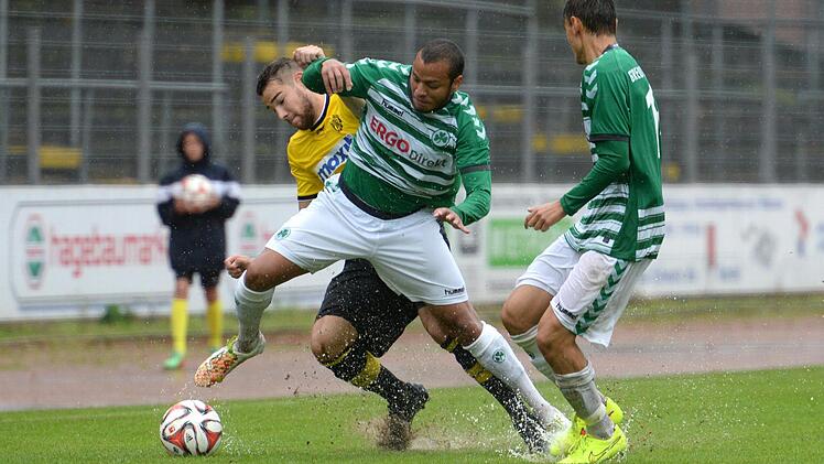 Michael Eckert im Duell mit dem Fürther Jann George. Rechts Alexandros Kartalis.