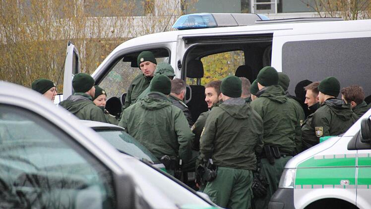 Einsatzzentrale auf dem Supermarktparkplatz. Foto: Benedikt Borst