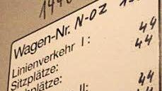 Schilder zeigen die Zahl der Sitz- und Stehplätze in den Bussen an.