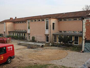 Dieses Gebäude der alten Höchstadter Grundschule Nord wird abgerissen und macht Platz für eine neue Sporthalle. Foto: Andreas Dorsch