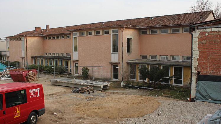Dieses Gebäude der alten Höchstadter Grundschule Nord wird abgerissen und macht Platz für eine neue Sporthalle. Foto: Andreas Dorsch