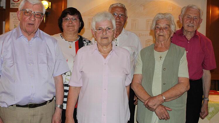 Sie sind seit vielen Jahrzehnten die Stützen des Gesangvereins "Cäcilia". Ausgezeichnet wurden die aktiven Sänger (v.l.) Chorleiter Horst Wunder für 50 Jahre, Irene Kuhnlein für 40 Jahre, Marga Schulte für 65 Jahre und Erich Scherbel für 25 Jahre. Mit im Bild die bisherige Vorsitzende Eva-Maria Wachter und der Vorsitzende des Fränkischen Sängerbundes Bernhard Zipfel (Mitte). Foto: Michael Wunder