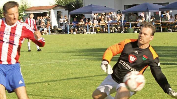 Keine Chance hat hier der Schweinfurter Keeper gegen den Schuss von Burkard Wengel (links) zum 1:0.