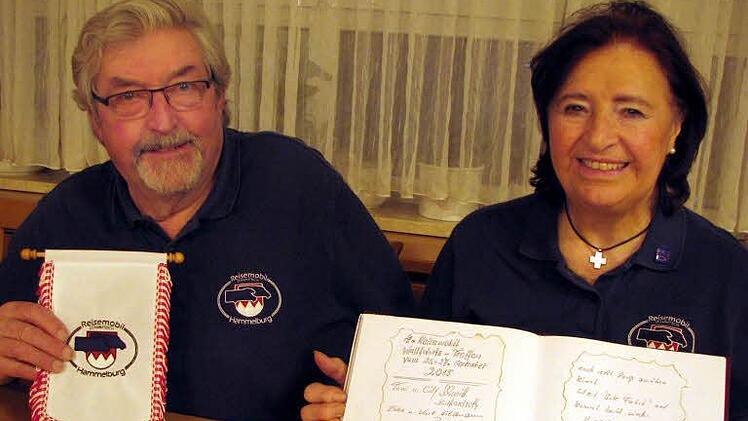 Cilly und Anton Schmitt gehören seit jeher zu den Aktivposten des Reisemobil-Stammtisches.  Foto: Karlheinz Franz