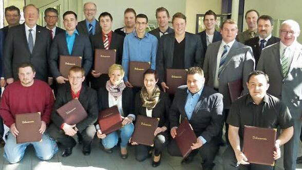 Die Absolventen der Coburger Landwirtschaftsschule mit Lehrkräften und Ehrengästen Foto: Lothar Weidner