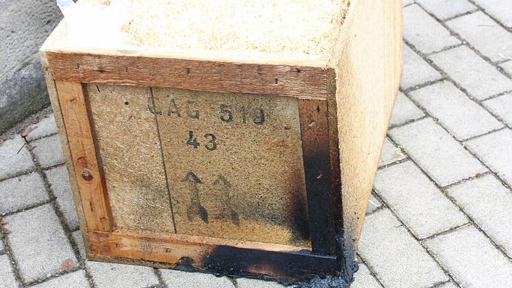 Eine verschmorte Kiste aus dem Keller der Schule  Foto: Friedwald Schedel