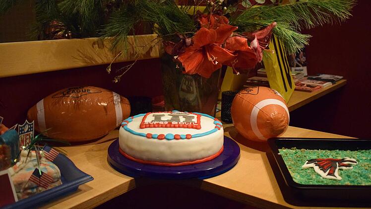 Die Begeisterung für American Football schlägt sich selbst in der Kuchentheke der Phantoms auf der Super Bowl Party nieder.