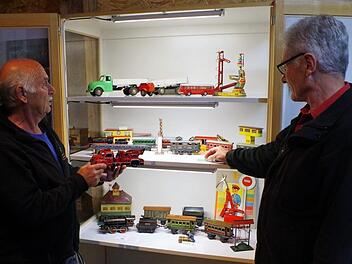 Gerwin Eidloth (links) präsentiert anlässlich des Stockheimer Bergmannsfestes eine Sonderausstellung über Original-Blechspielzeug aus alter Zeit. Eine Rarität ist das Feuerwehrauto. Rechts im Bild Günther Scheler.  Gerd Fleischmann