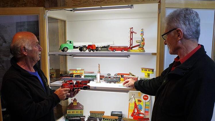 Gerwin Eidloth (links) präsentiert anlässlich des Stockheimer Bergmannsfestes eine Sonderausstellung über Original-Blechspielzeug aus alter Zeit. Eine Rarität ist das Feuerwehrauto. Rechts im Bild Günther Scheler.  Gerd Fleischmann