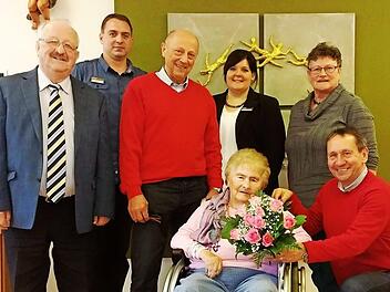 Gratulation zum 95. Geburtstag von Gerda Görisch (vorne sitzend) im ASB Seniorenzentrum Marktrodach. Von links Bernd Steger (Landkreis), Pflegedienstleiter Patrick Barnickel, Franz Melzer (Betreuer), Anna Schneider (Einrichtungsleiterin), Christa Steiger (ASB) und Bürgermeister Norbert Gräbner. Foto: K.- H. Hofmann