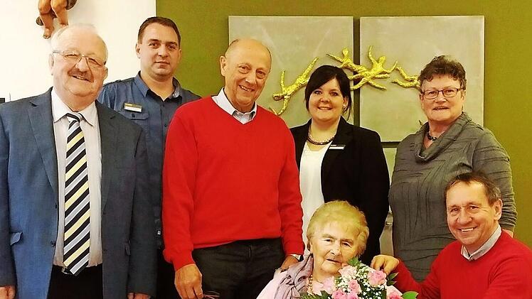Gratulation zum 95. Geburtstag von Gerda Görisch (vorne sitzend) im ASB Seniorenzentrum Marktrodach. Von links Bernd Steger (Landkreis), Pflegedienstleiter Patrick Barnickel, Franz Melzer (Betreuer), Anna Schneider (Einrichtungsleiterin), Christa Steiger (ASB) und Bürgermeister Norbert Gräbner. Foto: K.- H. Hofmann