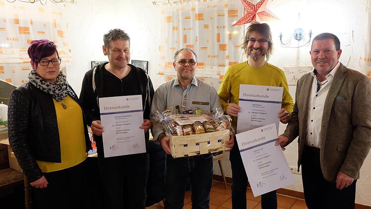 Bei der Jubilarehrung (von links) Firmenchefin Margit Denner, Richard Schlembach, Andreas Hof, Udo Albert und Firmenchef Gotthard Denner.  Foto: Philipp Bauernschubert