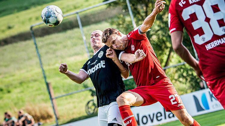 Der Kasendorfer Dominik Schorn im Duell mit Sebastian Schuppan, der schon 163 Zweitliga-Spiele auf dem Buckel hat. Foto: Alexander Muck