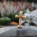 Unbekannte haben auf dem Friedhof in Neunkrichen am Brand Gräber zerstört. Die Polizei Forchheim sucht Zeugen. Symbolbild: Anja Vorndran