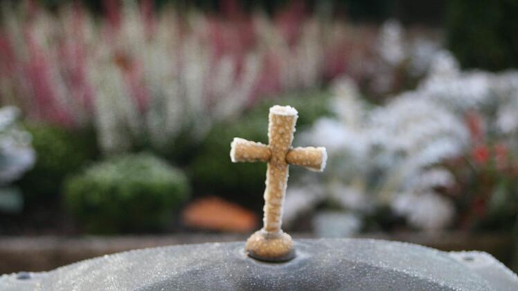 Unbekannte haben auf dem Friedhof in Neunkrichen am Brand Gräber zerstört. Die Polizei Forchheim sucht Zeugen. Symbolbild: Anja Vorndran