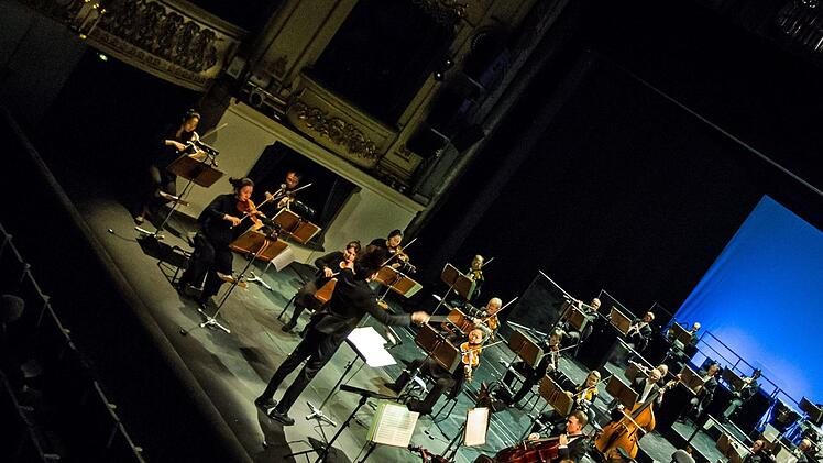 Johannes Braun dirigierte das 2. Sinfoniekonzert des Landestheaters Coburg in der Saison 2020/2021.Foto: Jochen Berger