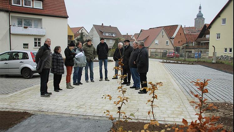 Ab sofort nutzbar: der Parkplatz an der Untergasse. Die Freigabe erfolgte am Mittwoch mit der Besichtigung des Bauauschusses.