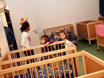 Insgesamt stehen 15 kleine Bettchen im Schlafraum. Fotos: Johanna Blum