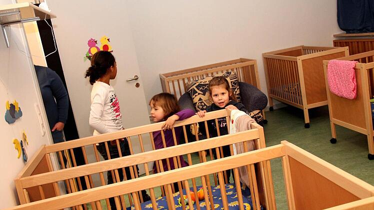 Insgesamt stehen 15 kleine Bettchen im Schlafraum. Fotos: Johanna Blum