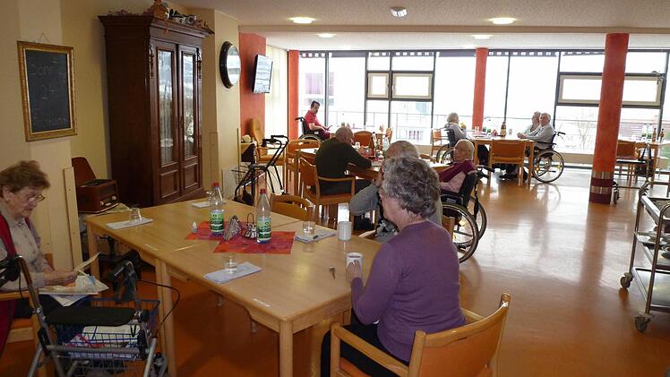 Immer mehr Menschen verbringen ihren Lebensabend in Senioren- und Pflegeheimen.  Foto: Edgar Bartl