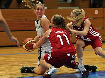 Bodenkampf statt Korbjagd: Die Bamberger Spielf&uuml;hrerin Jessica Miller (l.) muss sich gegen die Osnabr&uuml;ckerinnen Janina Wellers und Melina Knopp (r.) behaupten. Foto: sportpress