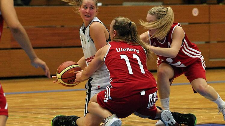 Bodenkampf statt Korbjagd: Die Bamberger Spielf&uuml;hrerin Jessica Miller (l.) muss sich gegen die Osnabr&uuml;ckerinnen Janina Wellers und Melina Knopp (r.) behaupten. Foto: sportpress
