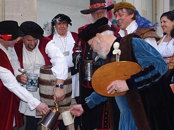 Ein erstes "Wohlan" nach der Bier-Entjungferung. Fotos: Heike Schülein