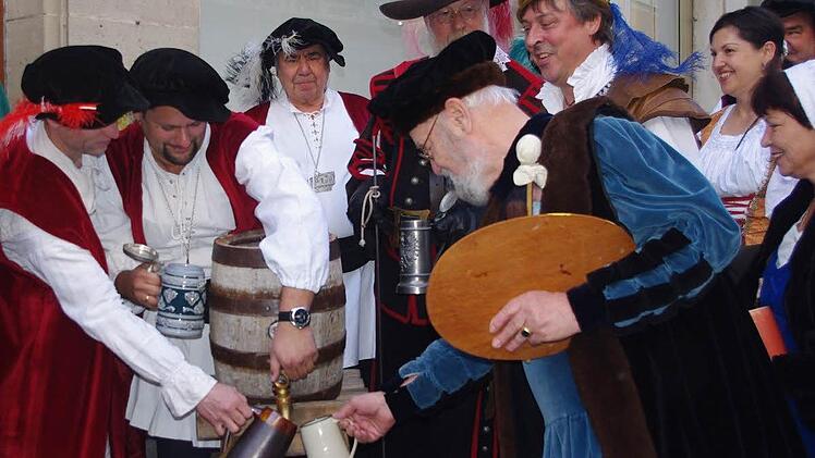 Ein erstes "Wohlan" nach der Bier-Entjungferung. Fotos: Heike Schülein