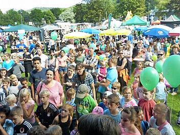 Dicht umlagert waren beim YouCo-Familienfest am Sonntag nicht nur die einzelnen Spielstationen, sondern auch die Show- und Musikbühne. Foto: Theresa Sennefelder