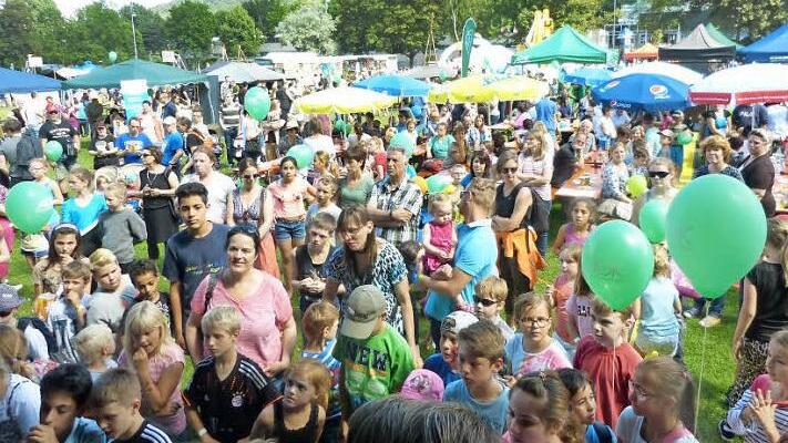 Dicht umlagert waren beim YouCo-Familienfest am Sonntag nicht nur die einzelnen Spielstationen, sondern auch die Show- und Musikbühne. Foto: Theresa Sennefelder