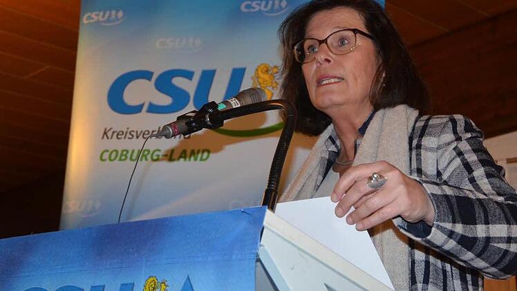 Antje Tillmann (CDU) redet beim politischen Aschermittwoch der CSU in Grub.