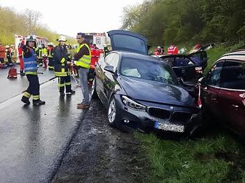 Helfer warten, während Notärzte und Rettungshelfer die Verletzten erstversorgen. Die Aufräumarbeiten nach der Massenkarambolage auf der Maintalautobahn zwischen Haßfurt und Theres zogen sich bis in den späten Abend hin. Zehn Menschen wurden verletzt, zwei lebensgefährlich.