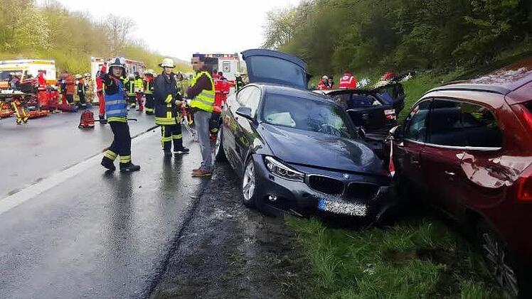 Helfer warten, während Notärzte und Rettungshelfer die Verletzten erstversorgen. Die Aufräumarbeiten nach der Massenkarambolage auf der Maintalautobahn zwischen Haßfurt und Theres zogen sich bis in den späten Abend hin. Zehn Menschen wurden verletzt, zwei lebensgefährlich.