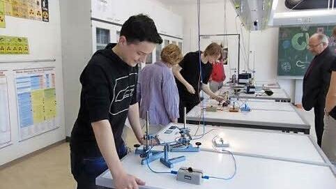 Die Schüler hatten einige Experimente vorbereitet.