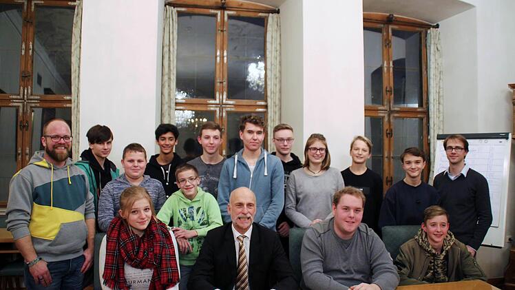 Der Jugendbeirat der Stadt Bad Kissingen, flankiert von Christoph Stürmer (Stadtjugendarbeit) links und Stadtratsbeauftragtem Tobias Schneider. Am Ratstisch sitzend von links stellvertretende Sprecherin Lara Hofmann, Bürgermeister Kay Blankenburg, Sprecher Philipp Kiesel und stellvertretender Sprecher Lukas Wirsing.  Foto: Werner Vogel