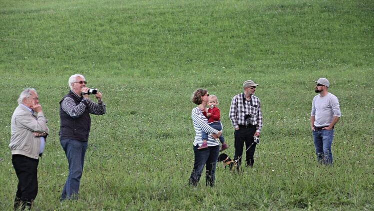Den am Boden gebliebenen bleibt nur der Blick nach oben. Ihre Damen entschwinden Richtung Ebern und Richtung der Windräder am "Bretzenstein) (Hintergrund). Foto: Helmut Will