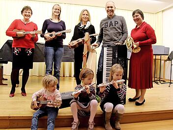 Die beiden fünfjährigen Emilia und Emma probierten ihre Querflöten gleich aus, die dreijährige Pia (links) spielt noch kein Instrument. Gabriele Haberberger (l.) und Margit Denk (r.) freuen sich über die Spende von Bernd Wüstner, Sabine Czech und Steffi Blank vom Förderverein. Foto: Sänger