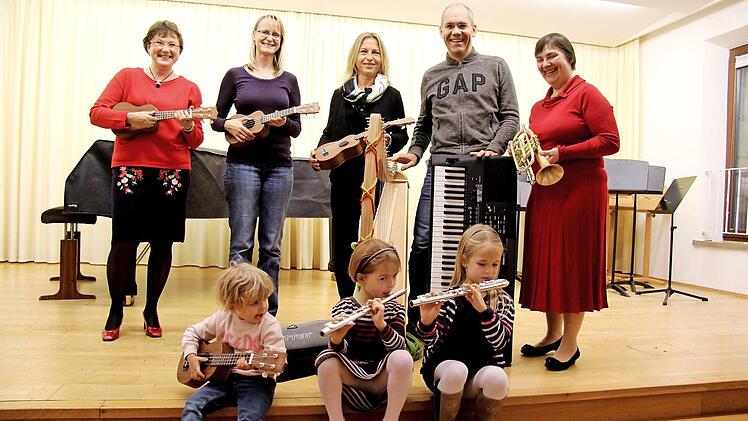 Die beiden fünfjährigen Emilia und Emma probierten ihre Querflöten gleich aus, die dreijährige Pia (links) spielt noch kein Instrument. Gabriele Haberberger (l.) und Margit Denk (r.) freuen sich über die Spende von Bernd Wüstner, Sabine Czech und Steffi Blank vom Förderverein. Foto: Sänger
