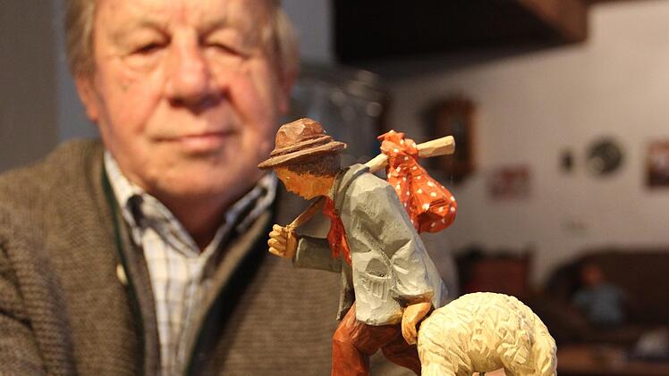 Die Figur des Hirtenburschen hat Herbert Seith schon als Jugendlicher geschnitzt. Sie gehört mit einer weiteren zu den ersten Schnitzarbeiten des Reichenbachers überhaupt. Heike Beudert