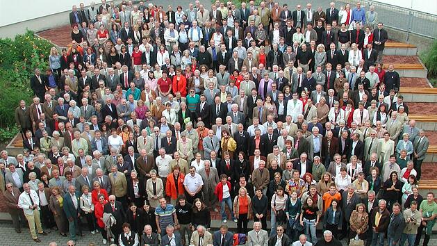 Die Fotoaufnahme nach dem Festakt geh&ouml;rt zu jedem Studiengenossenfest dazu. Diese Aufnahme entstand beim Alumni-Treffen im Jahr 2005.Thomas Malz/Archiv