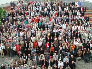 Die Fotoaufnahme nach dem Festakt gehört zu jedem Studiengenossenfest dazu. Diese Aufnahme entstand beim Alumni-Treffen im Jahr 2005.Thomas Malz/Archiv