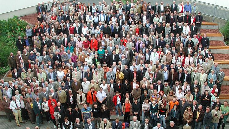 Die Fotoaufnahme nach dem Festakt gehört zu jedem Studiengenossenfest dazu. Diese Aufnahme entstand beim Alumni-Treffen im Jahr 2005.Thomas Malz/Archiv