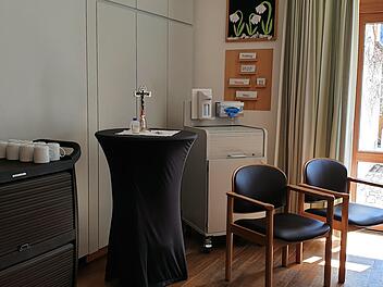 Angstfreie Lebenswegbegleitung trotz Corona: Ein direkter Zugang nach draußen ist der Hauptgesichtspunkt des Abschiedszimmers im Altenheim St. Elisabeth Wallenfels.Susanne Deuerling