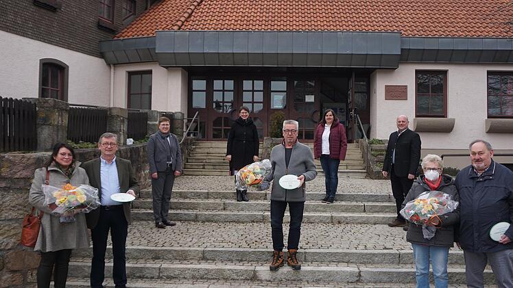 Der  Sanierungspreis der Kreuzbergallianz wurde verliehen: (von links) Preisträger Inken und Georg Majerski (Bischofsheim),  Bürgermeisterin Birgit Erb (Oberelsbach), Bürgermeisterin Sonja Rahm  (Schönau), Preisträger Viktor Schumacher (Ginolfs), Bürgermeisterin  Sonja Reubelt (Sandberg), Vorsitzender Georg Seiffert (Bürgermeister   Bischofsheim) und Preisträger Erika und Martin Gores. Foto: Marion Eckert