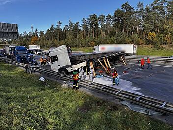 Unfall auf A3 bei Behringersdorf: Lkw liegt quer auf Fahrbahn - Sperrung dauert mehrere Stunden